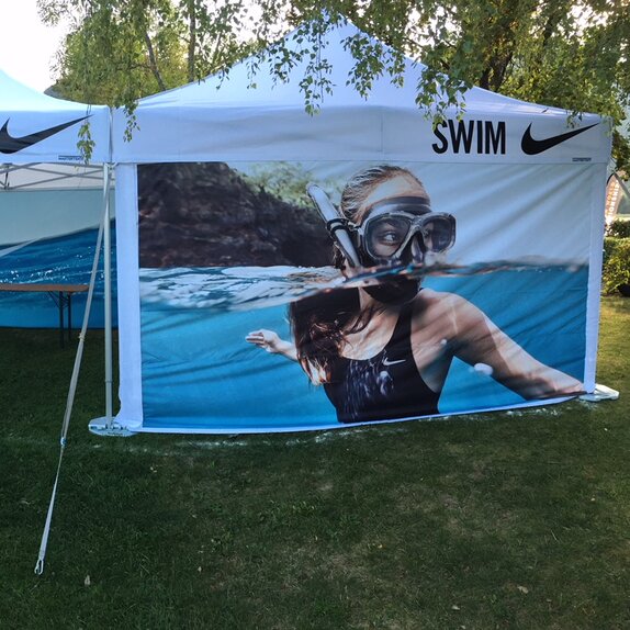 Gazebo bianco Nike sistema modulare Gazebo pieghevoli bianchi Nike sistema modulare, 6x4 m, 4x4m con pareti laterali personalizzate con logo e stampa sublimatica Nike Swim