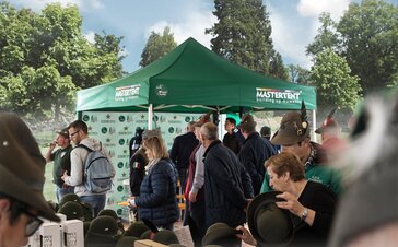 Gazebo verde degli Alpini durante una manifestazione degli Alpini.