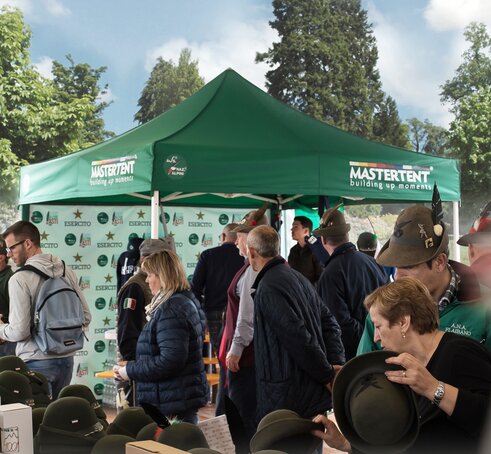 Gazebo verde degli Alpini durante una manifestazione degli Alpini.