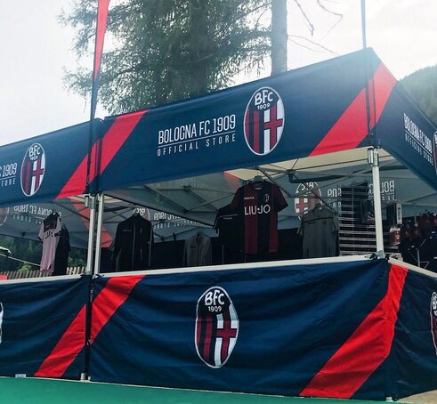 Gazebo Square 3x3 m per il Bologna FC. Il gazebo è stampato completo e viene usato come stand di vendita.