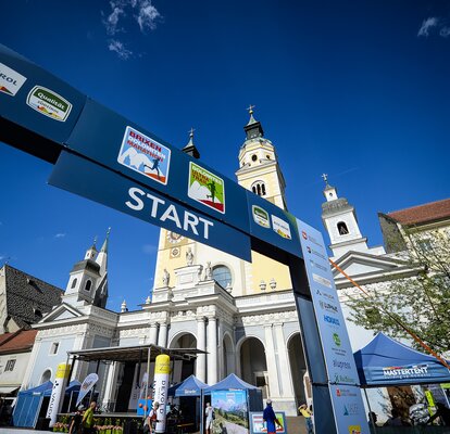 Der Start des Plose Dolomiten Marathons am Brixner Domplatz. Im Hintergrund sieht man den Dom und die Faltpavillons von MASTERTENT.