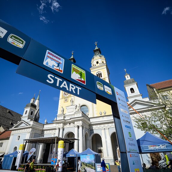 Der Start des Plose Dolomiten Marathons am Brixner Domplatz. Im Hintergrund sieht man den Dom und die Faltpavillons von MASTERTENT.