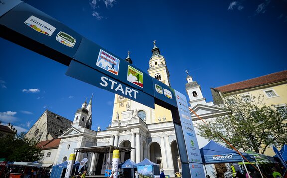 Der Start des Plose Dolomiten Marathons am Brixner Domplatz. Im Hintergrund sieht man den Dom und die Faltpavillons von MASTERTENT.