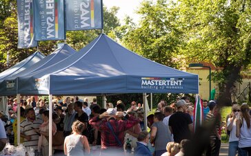 Blaue Faltpavillons überdachen das Donaupark Gulaschfestival.