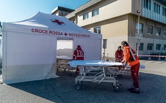 Ein Pre-Triage Zelt von Mastertent steht vor einen Krankenhaus. 