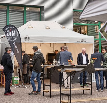 Gazebo cucina refrattario in fibra di veto personalizzato con logo, abbaini per il fumo e pareti laterali chiuse e con finestre a una fiere aziendale 