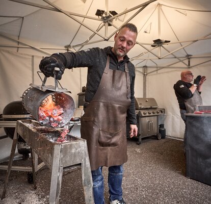 Uomo cucina e fa delle scintille sotto un gazebo ignifugo e refrattario 4,5x3m Mastertent