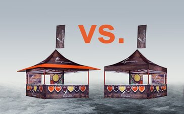 Un gazebo pieghevole dell´azienda "Burgerservice" vicino al gazebo pieghevole con lo stesso design. Sono separati della scritta "vs.".