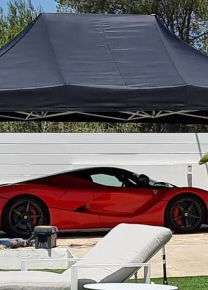 Gazebo per auto nero 4,5x3 m Mastertent con Ferrari rossa su giardino di lusso con piscina