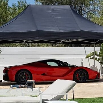 Gazebo per auto nero 4,5x3 m Mastertent con Ferrari rossa su giardino di lusso con piscina