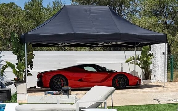 Gazebo per auto nero 4,5x3 m Mastertent con Ferrari rossa su giardino di lusso con piscina