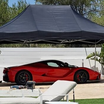 Gazebo per auto nero 4,5x3 m Mastertent con Ferrari rossa su giardino di lusso con piscina