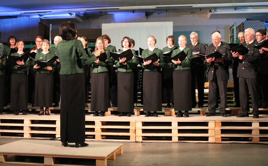 Il coro parrocchiale di San Martino è sul palco e offrono l´intrattenimento musicale.