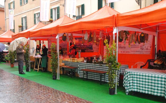 Gazebo arancioni del mercato contadino di Teramano.