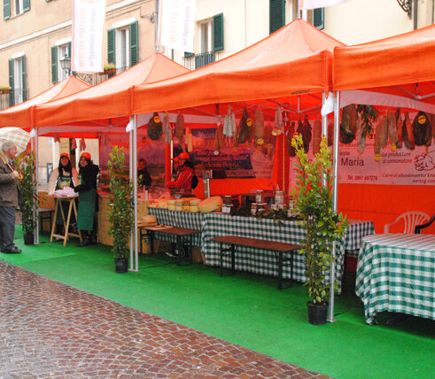 Gazebo arancioni del mercato contadino di Teramano.