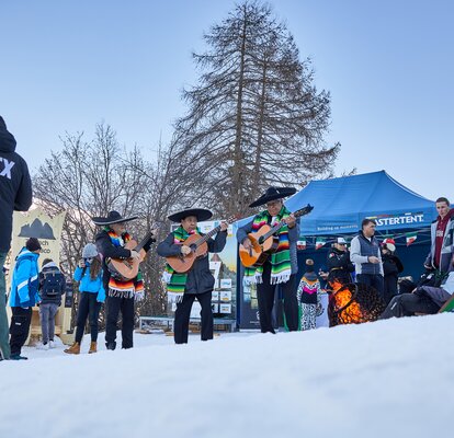 Die mexikanische Band, bestehend aus 3 mexikanischen Sängern, singt vor dem blauen Faltpavillon. Alle tragen typisch mexikanische Kleidung und Sombreros.