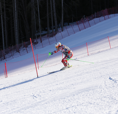 Prinz Hubertus von Hohenlohe ist gerade auf der Piste unterwegs. Er bestreitet einen Slalom.