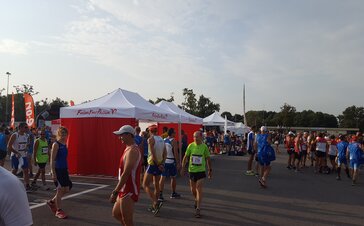 I gazebo pieghevoli alla maratona "Mezza di Monza". Davanti si vedono gli atleti.