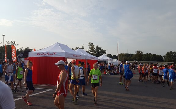 I gazebo pieghevoli alla maratona "Mezza di Monza". Davanti si vedono gli atleti.