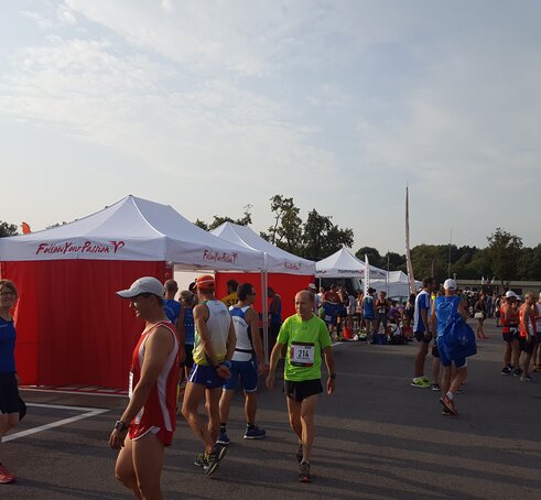 I gazebo pieghevoli alla maratona "Mezza di Monza". Davanti si vedono gli atleti.