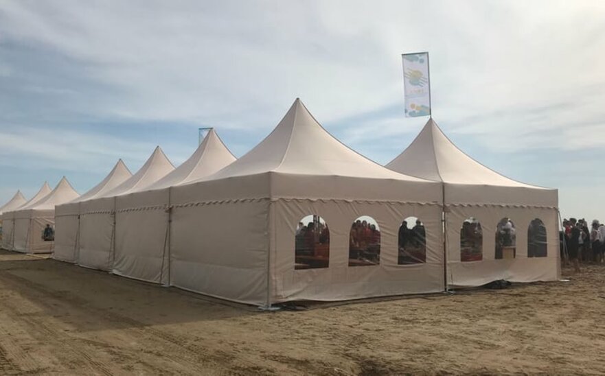 Mehrere Pagodenzelten von Mastertent an einem Strand in Spanien