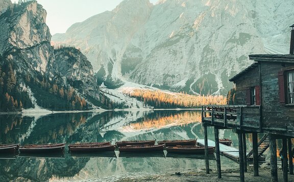 Lago di Braies con la baita e le barche. Nello sfondo le montagne.