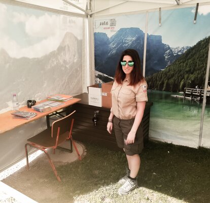 Elisa vom Tourismusverein Pragser Tal steht unter dem Faltpavillon von MASTERTENT.