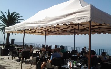 Terrassenüberdachung mit einem Faltpavillon auf Teneriffa.