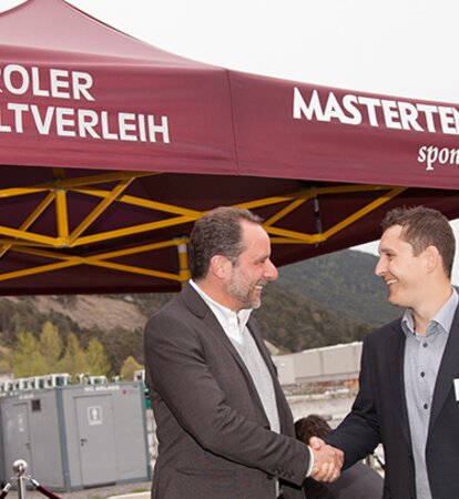 Der Geschäftsführer von MASTERTENT Österreich schüttelt die Hände mit dem Geschäftsführer von der Firma Tiroler Zeltverleih.