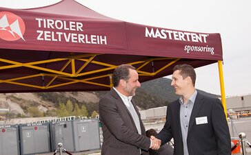 Der Geschäftsführer von MASTERTENT Österreich schüttelt die Hände mit dem Geschäftsführer von der Firma Tiroler Zeltverleih.