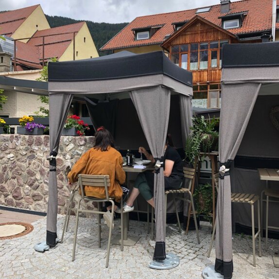 Zwei Faltzelte mit Lodenüberzug sind als Gastronomiezelte im Einsatz. 