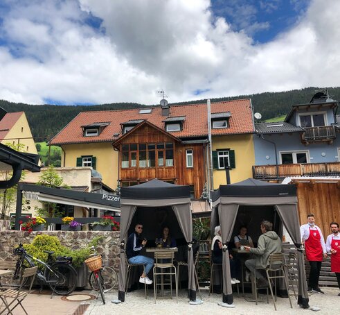 Due gazebo Loden di Mastertent sono situati sulla terrazza di un bistrò. Servono come tende per il catering. I clienti si godono le bevande sotto.  