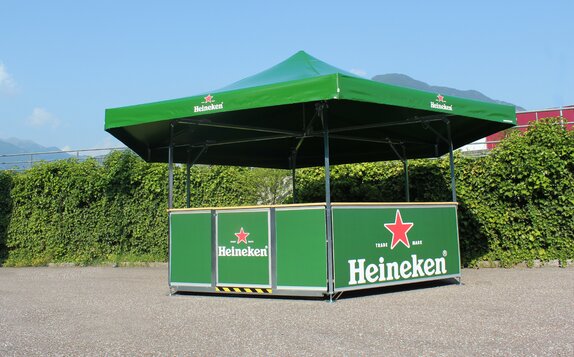 Güner 6-Eck Bierpavillon für Heineken. Der Bierpavillon steht auf einem Platz.