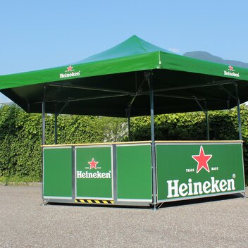 Chiosco verde per Heineken su una piazza.