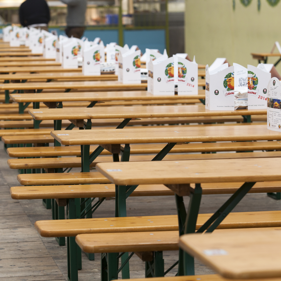 Bierzeltgarnituren aneinandergereiht in der Ochsenbraterei auf dem Oktoberfest in München.