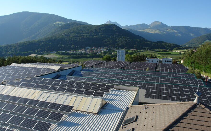 Photovoltaikanlage auf dem alten Dach des Firmengebäudes von MASTERTENT