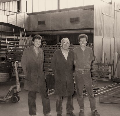 Ein Foto von Franz Zingerle. Er steht zwischen seinen Söhnen Martin und Georg Zingerle. 