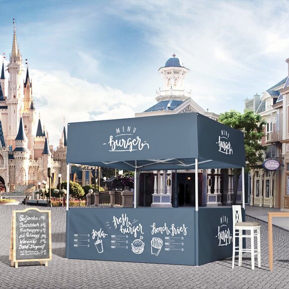 Blauer Faltpavillon mit Flachdach als Burgerstand auf einem Platz. Dahinter befindet sich eine Kirche.