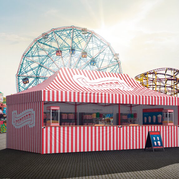 Rot-weiß gestreifter Faltpavillon auf einem Jahrmarkt oder Rummel. Der Faltpavillon ist mit der Aufschrift "Popcorn" bedruckt und dient als Popcornstand.