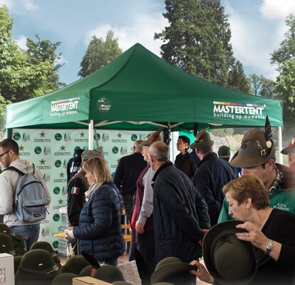 Gazebo verde durante una manifestazione degli alipini. 