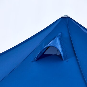 Il tetto di un gazebo blu ha un speciale abbaino sul tetto, che permette al fumo di fuoriuscire.