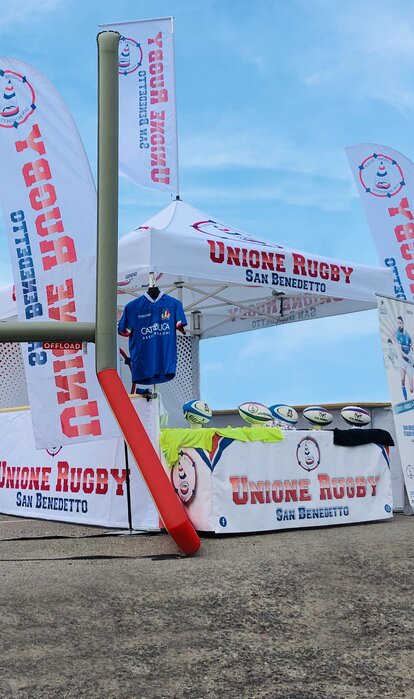 Gazebo pieghevole promozionale per la unione rugby san benedetto su una piazza.