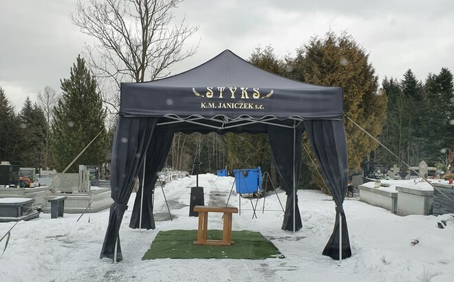 Un gazebo pieghevole nero per i funerali.