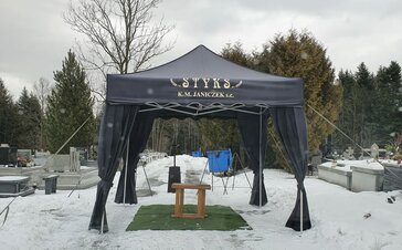 Un gazebo pieghevole nero per i funerali.