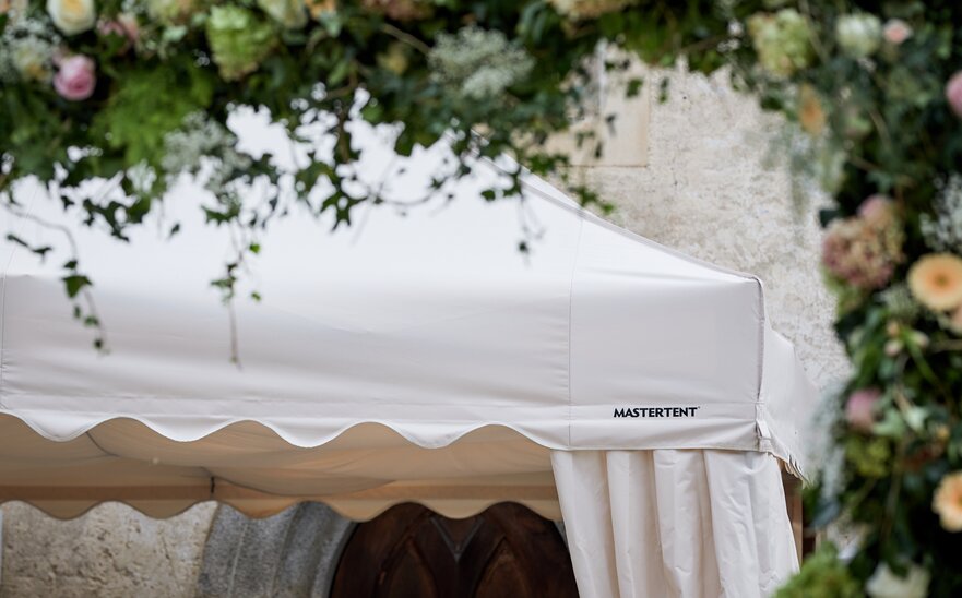 Primo piano del gazebo pieghevole per un matrimonio.