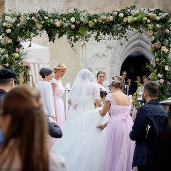 Gazebo pieghevole professionale elegante MASTERTENT per un matrimonio. La sposa si avvicina alla chiesa decorata con fiori e rose. 