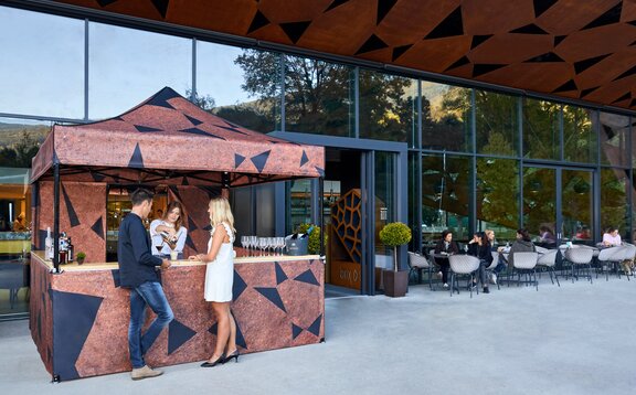 Personalisierter Faltpavillon 3x3m mit fotorealistischem Sublimationsdruck, Seitenwänden und Theke für Cocktailbars im Gastronomiebereich. 