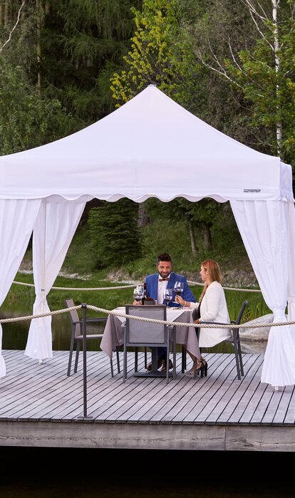 Gazebo pieghevole professionale elegante 3x3m bianco per ricevimento elegante all'aperto e cena con vista lago.