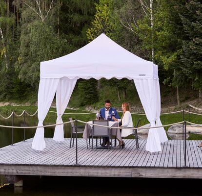 Gazebo pieghevole professionale elegante 3x3m bianco per ricevimento elegante all'aperto e cena con vista lago.