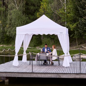 Gazebo pieghevole professionale elegante 3x3m bianco per ricevimento elegante all'aperto e cena con vista lago.